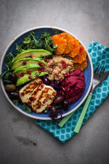 amarantsallad med halloumi och rödbetshummus