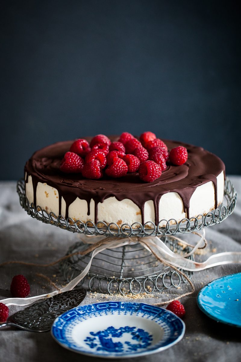 cheesecake med daim täckt med choklad