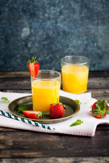 klassisk bellini eller alkoholfri mango mocktail