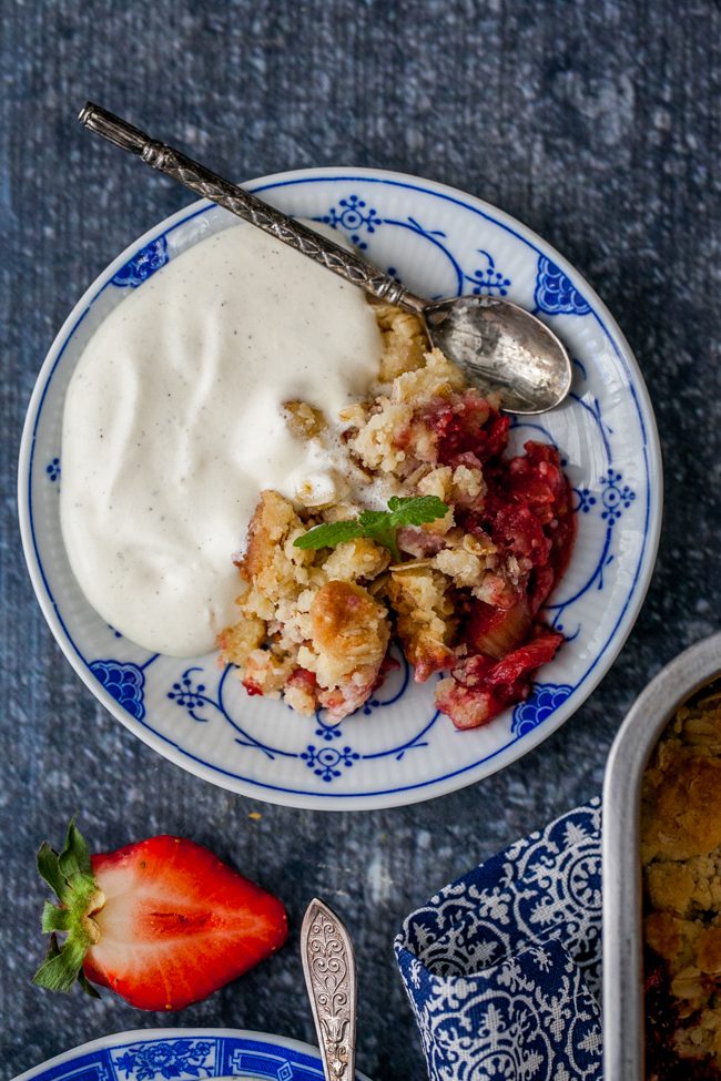 rabarbersmulpaj med hemgjord vaniljvisp