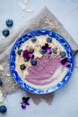 mandelgröt med blåbärssoppa sagolika