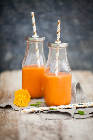 smoothie gjord på sagolika nyponsoppa och mango