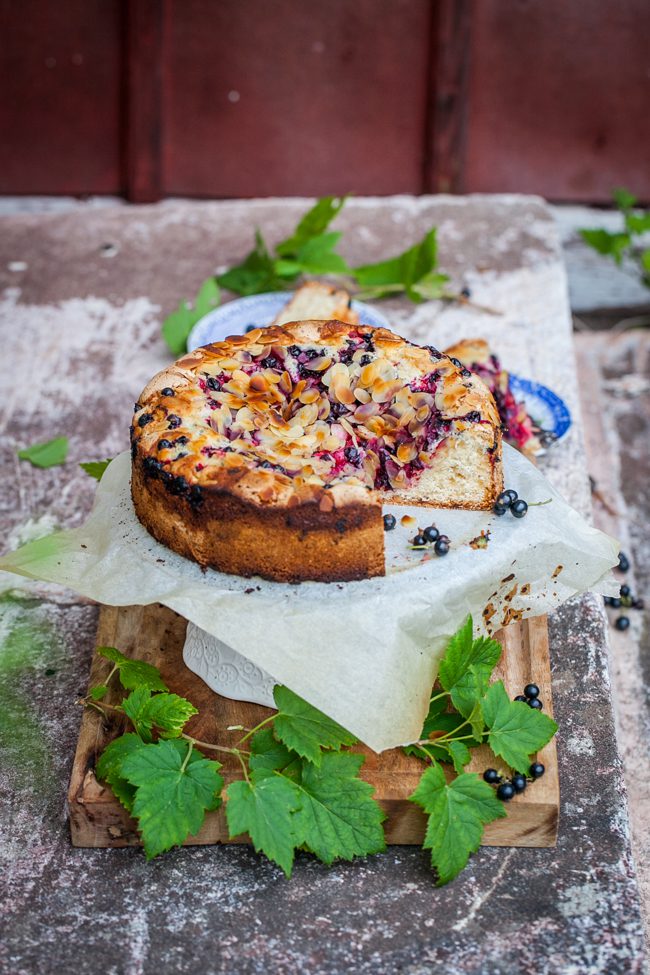 vinbärskaka med flagad mandel, mandelmassa och hyvlat smör