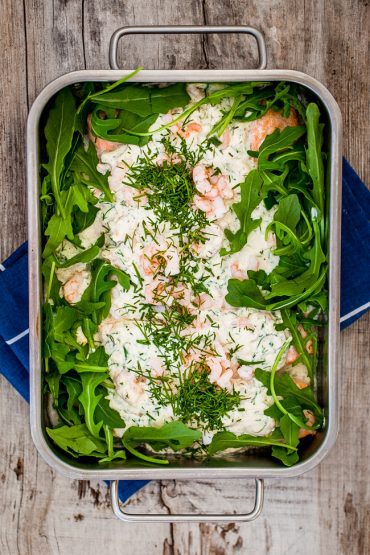 ugnsbakad lax med parmesan, vitlök och räkor