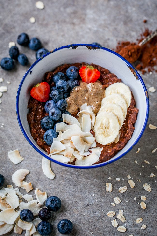 chokladgröt havregrynsgröt med kakao, banan och bär