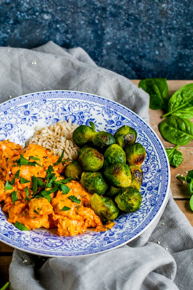 enkel gryta med ajvar, kyckling, brysselkål