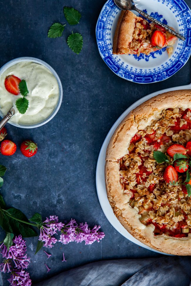 jordgubb och rabarberkaka vaniljvisp rabarberpaj