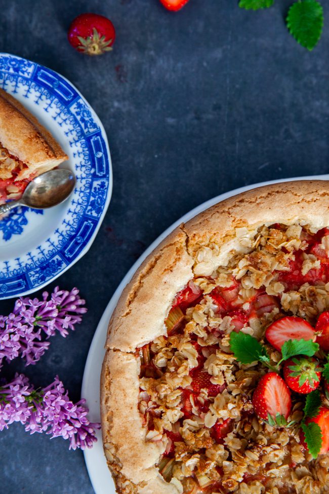 jordgubb och rabarberkaka rabarberpaj vaniljvisp