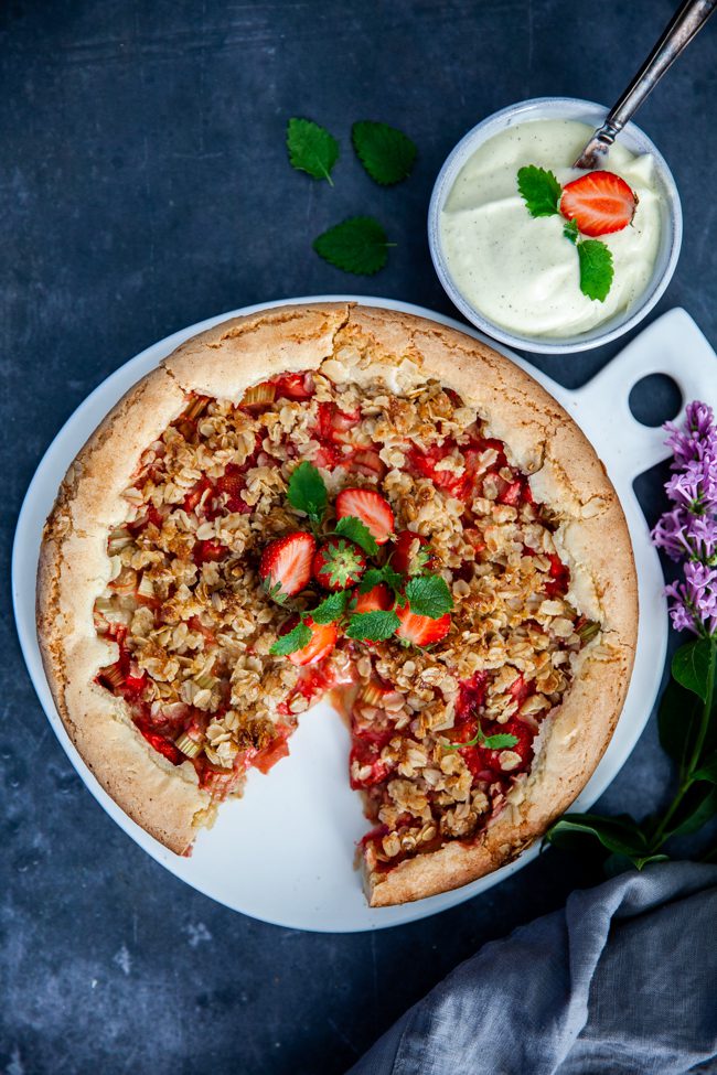 jordgubb och rabarberkaka rabarberpaj vaniljvisp