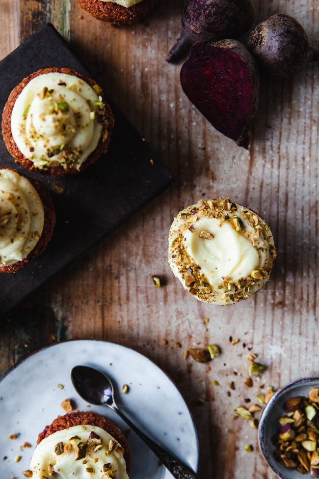 cupcakes med rödbetor och vit chokladfrosting