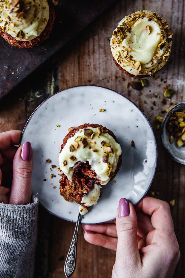cupcakes med rödbetor och vit chokladfrosting