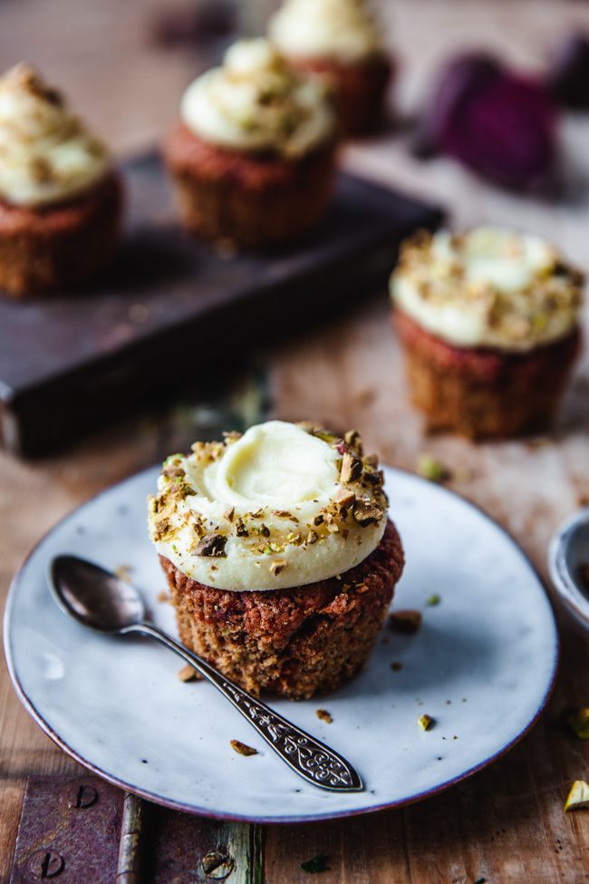 cupcakes med rödbetor och vit chokladfrosting
