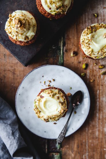 cupcakes med rödbetor och vit chokladfrosting