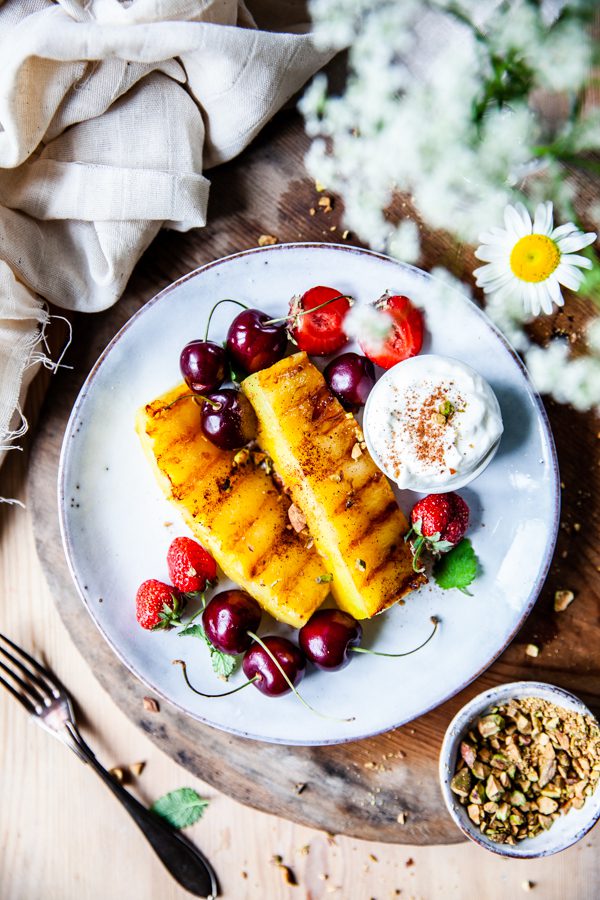 grillad frukt, frukt på grillen