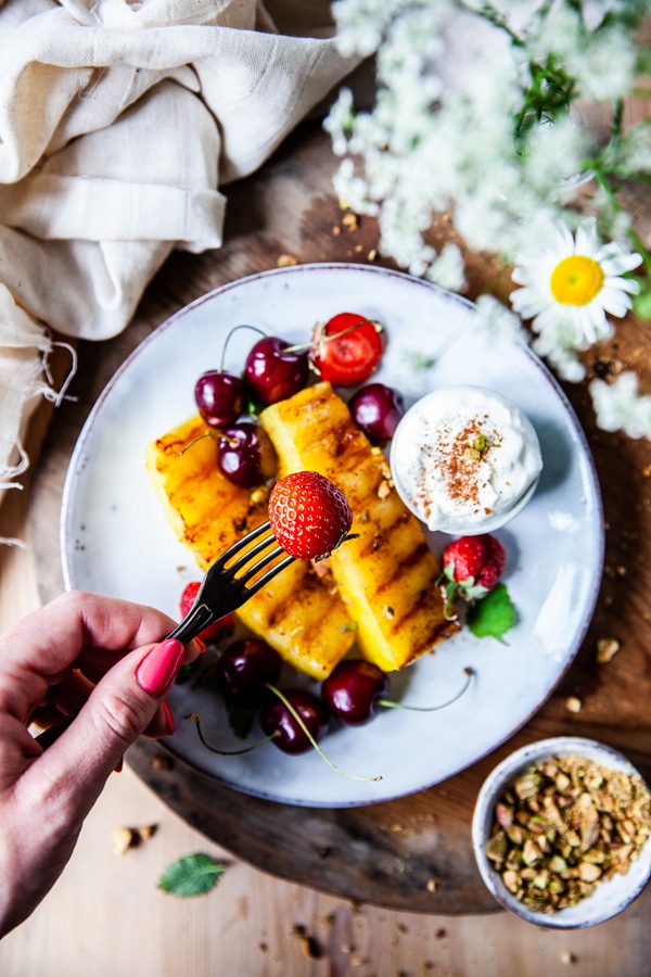 grillad frukt, frukt på grillen