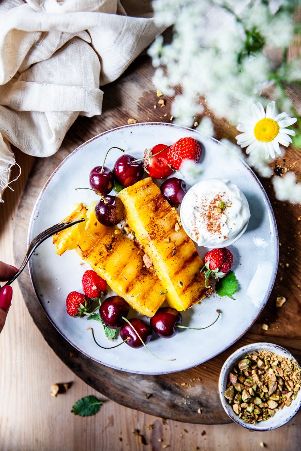 grillad frukt, frukt på grillen