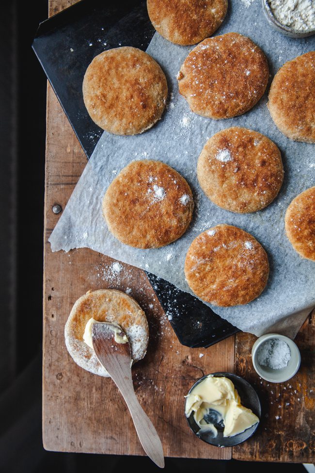 baka med baljväxter, bröd, tekakor