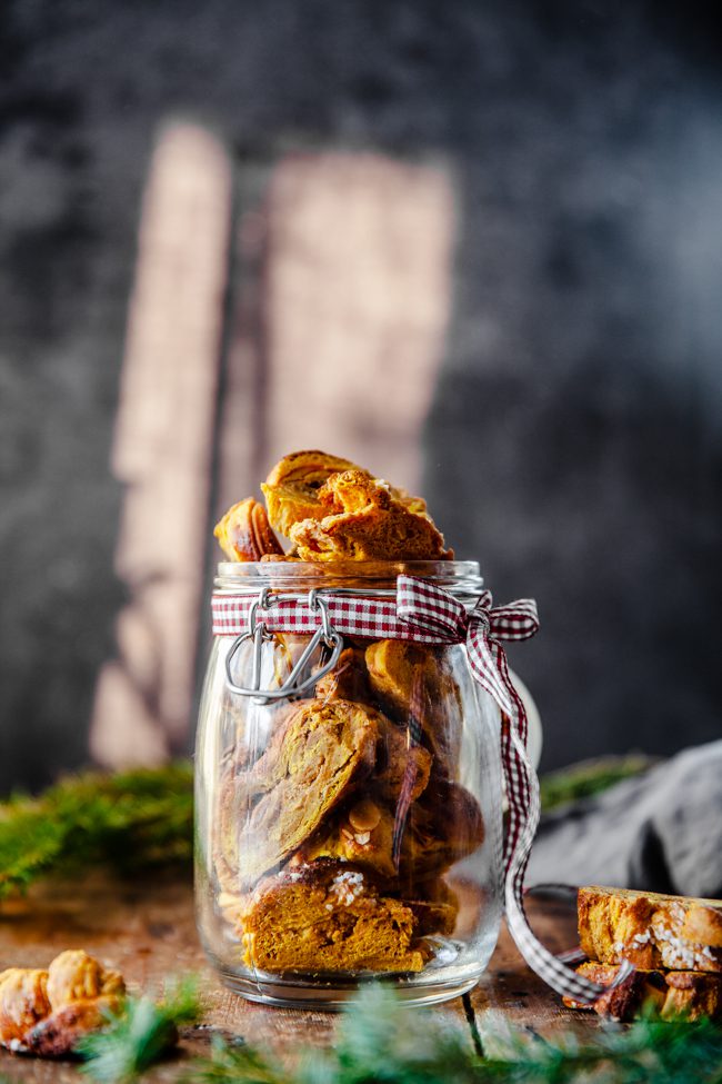 skorpor på torrt bröd