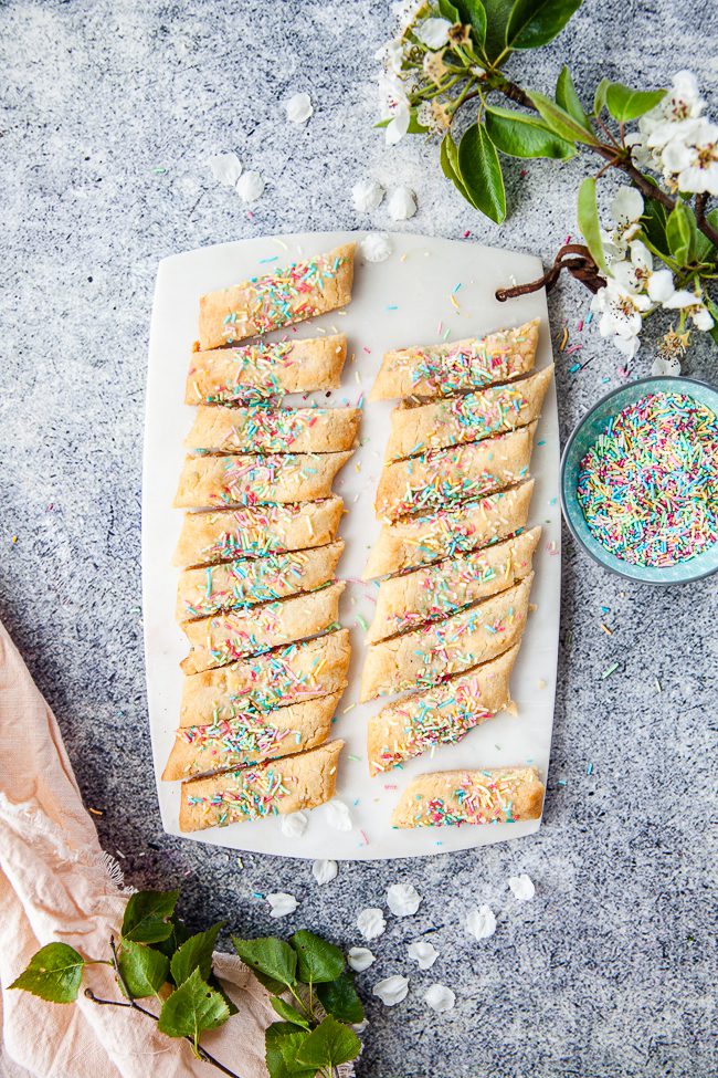 Kolakakor med strössel kalassnittar