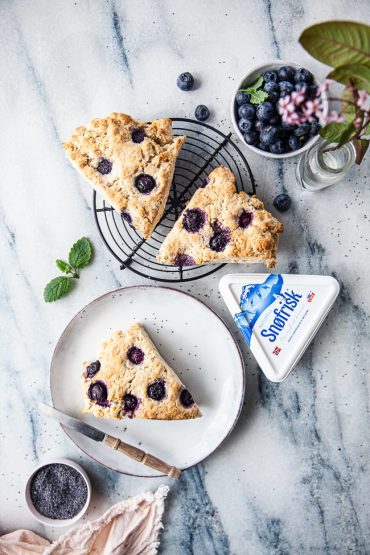 Scones med blåbär, vallmofrön och färskost