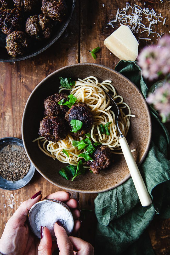 Köttbullar med parmesan och basilika