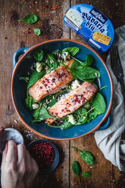 Ugnsbakad lax fylld med blåmögelost: