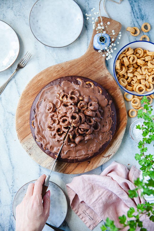kladdkaka, jordnötsringar, choklad