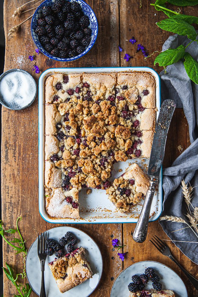 mjuk kaka med björnbär, björnbärskaka, kaka i långpanna
