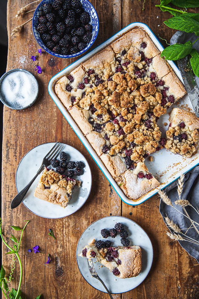 mjuk kaka med björnbär, björnbärskaka, kaka i långpanna