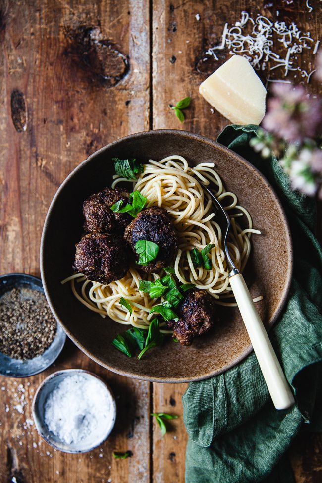 kottbullar med parmesan och basilika