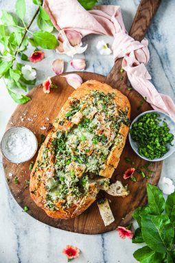 ostbröd, fyllt bröd, vitlöksbröd