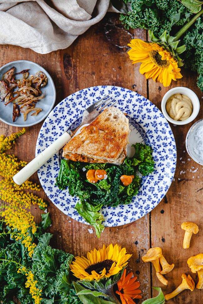 toast, kantareller, kantarellsmörgås