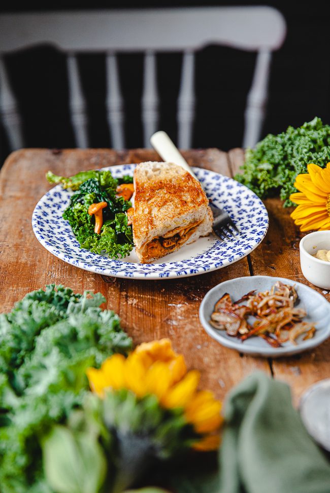 toast, kantareller, kantarellsmörgås