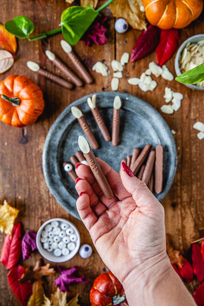 chokladfingrar, läskiga fingrar, chokladfingrar med mandelspån, halloween