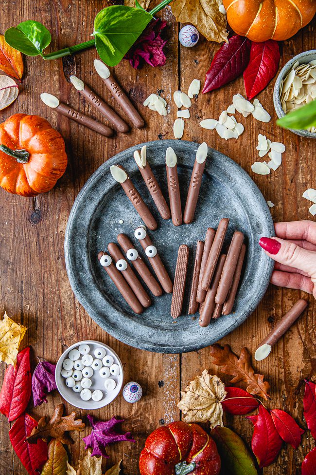 fingrarhalloweenchokladfingrar, läskiga fingrar, chokladfingrar med mandelspån, halloween4