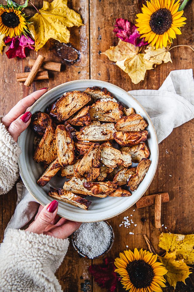 skorpor på kanelbullar, skorpor på gamalt bröd, söta skorpor, kanelbulleskorpor