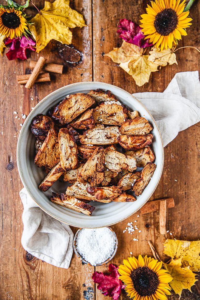 skorpor på kanelbullar, skorpor på gamalt bröd, söta skorpor, kanelbulleskorpor