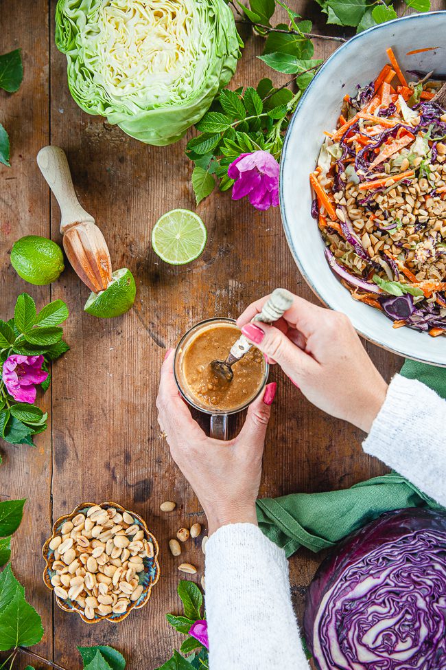 Kålsallad med jordnötsdressing