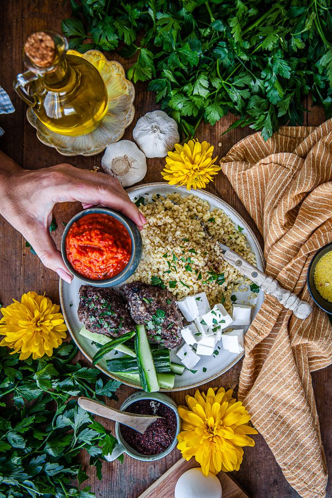 Köttfärsbiffar med sumak och vitlök