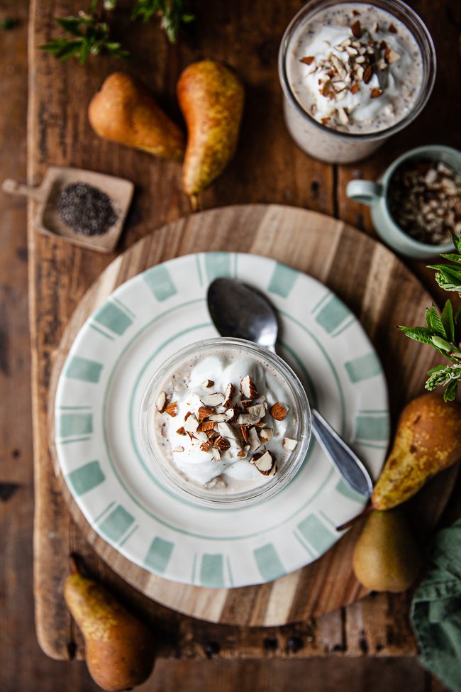 Krämiga overnight oats med päron och mandel