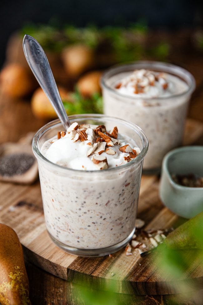 Krämiga overnight oats med päron och mandel