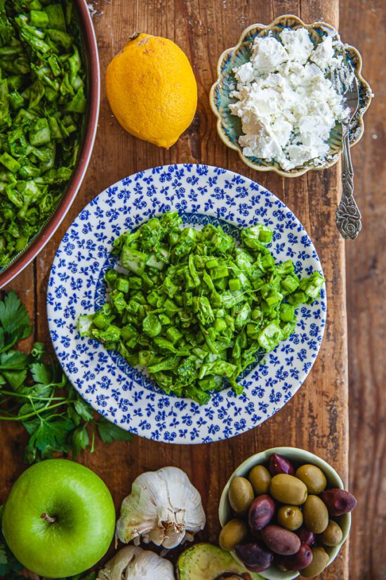 Efterrätt Recept på gino med vit choklad Av linneaseidel 9 april 2026 0 kommentar Recept på gino med vit choklad Låt mig presentera min absolut enklaste efterrätt: recept på gino med vit choklad. Jag vet att det finns många klassiska frukter och bär som ska vara i en äkta gino. Som kiwi och jordgubbar. Under våren har jag gjort det här ett par gånger nu och märkt att ett vinnande koncept är att göra det på fryst frukt. Bara att ha upp i en ugnsfast form. Inget hackande eller pickande. Supersmidigt. Recept på gino med vit choklad Jag letar alltid efter enkla och bra sätt att få i mig själv och familjen en stor variation av frukt, bär och grönsaker. Och att då göra en efterrätt med många olika sorters frukter och bär som bas är en jättebra idé! Jag vill helst inte ha bränd choklad utan tycker det är godare att göra gino i en mindre form med höga kanter, riva över chokladen och köra allt i nedre delen av ugnen på lägre värme så bären bildar som en sås i botten på formen. SÅ gott! Men googlar du om det går att göra gino på frysta bär är tipset att låta bären rinna av lite innan. Men här är det alltså den ljuvliga såsen som blir i botten jag är ute efter. Men vill du hellre ha en klassisk gino med bränd choklad- tillaga den högt upp i ugnen på högre värme och kortare tid. En ny favoritfrukt att ha i är fryst mango. Sött och gott. Tidigare i våras tog jag en påse med bärmix och blandade med lite fryst mango. Superenkelt och supergott! Recept på gino med vit choklad Här använde jag frysta hallon, frysta jordgubbar och fryst mango som bas. Strödde över kokos, rev 2/3 av den vita chokladen och den sista biten hackade jag. De lite större bitarna av vit choklad blir ljuvliga när man sätter skeden i dom och de smälter ner i den varma frukten. En annan riktigt god efterrätt att göra är grillade bananer med choklad! Servera till en god glass, till tjock yoghurt eller varför inte till vaniljkvarg. Sen kan jag tycka att det är gott att äta precis som det är också. Som en stor skål varm fruktsallad. Vill du inte ha vit choklad kan du ta den chokladen du gillar allra bäst. Recept på gino med vit choklad: ca 500 g frukt och bär 3 msk kokos 100 g vit choklad Ha upp frukt och bär i en ugnsfast form. Bitarna av mango var lite stora, så de skar jag ner i mindre bitar. Strö över kokos. Finriv den vita chokladen (jag sparade lite som jag hackade ner i större bitar). Ha chokladen över frukten. Ställ in i 200°C varm ugn i cirka 20 minuter elller tills chokladen smält helt. Share the love 0yummly bär dessert fibrer gino Skriven av: linneaseidel Publicerat:9 april 2026 0 kommentar 0 Like 4 Views Inläggsnavigering Förra inlägget Sallad med green goddess-dressing Lämna ett svar Inloggad som linneaseidel. Redigera din profil. Logga ut? Obligatoriska fält är märkta * Kommentar * Sallad med green goddess-dressing