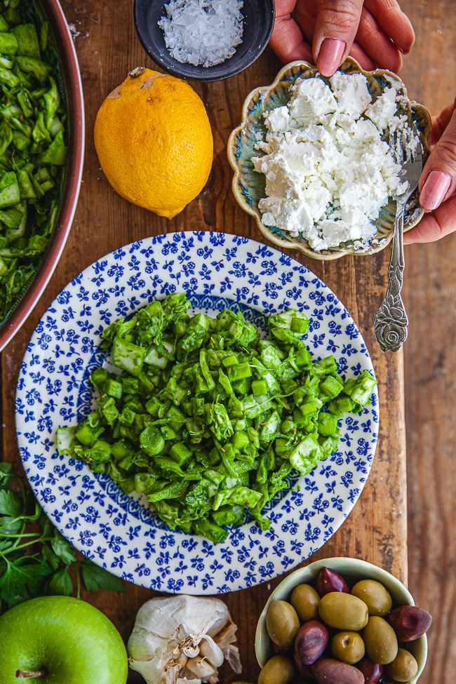 
Efterrätt
Recept på gino med vit choklad
Av linneaseidel  9 april 2026 0 kommentar
Recept på gino med vit choklad
Låt mig presentera min absolut enklaste efterrätt: recept på gino med vit choklad.

Jag vet att det finns många klassiska frukter och bär som ska vara i en äkta gino. Som kiwi och jordgubbar. Under våren har jag gjort det här ett par gånger nu och märkt att ett vinnande koncept är att göra det på fryst frukt. Bara att ha upp i en ugnsfast form. Inget hackande eller pickande. Supersmidigt.

Recept på gino med vit choklad
Jag letar alltid efter enkla och bra sätt att få i mig själv och familjen en stor variation av frukt, bär och grönsaker. Och att då göra en efterrätt med många olika sorters frukter och bär som bas är en jättebra idé! Jag vill helst inte ha bränd choklad utan tycker det är godare att göra gino i en mindre form med höga kanter, riva över chokladen och köra allt i nedre delen av ugnen på lägre värme så bären bildar som en sås i botten på formen. SÅ gott! Men googlar du om det går att göra gino på frysta bär är tipset att låta bären rinna av lite innan. Men här är det alltså den ljuvliga såsen som blir i botten jag är ute efter.

Men vill du hellre ha en klassisk gino med bränd choklad- tillaga den högt upp i ugnen på högre värme och kortare tid.

En ny favoritfrukt att ha i är fryst mango. Sött och gott. Tidigare i våras tog jag en påse med bärmix och blandade med lite fryst mango. Superenkelt och supergott!

Recept på gino med vit choklad
Här använde jag frysta hallon, frysta jordgubbar och fryst mango som bas. Strödde över kokos, rev 2/3 av den vita chokladen och den sista biten hackade jag. De lite större bitarna av vit choklad blir ljuvliga när man sätter skeden i dom och de smälter ner i den varma frukten.

En annan riktigt god efterrätt att göra är grillade bananer med choklad!


Servera till en god glass, till tjock yoghurt eller varför inte till vaniljkvarg. Sen kan jag tycka att det är gott att äta precis som det är också. Som en stor skål varm fruktsallad.

Vill du inte ha vit choklad kan du ta den chokladen du gillar allra bäst.

Recept på gino med vit choklad:


ca 500 g frukt och bär
3 msk kokos
100 g vit choklad


Ha upp frukt och bär i en ugnsfast form. Bitarna av mango var lite stora, så de skar jag ner i mindre bitar. Strö över kokos. Finriv den vita chokladen (jag sparade lite som jag hackade ner i större bitar). Ha chokladen över frukten.

Ställ in i 200°C varm ugn i cirka 20 minuter elller tills chokladen smält helt.

Share the love
0yummly
bär dessert fibrer gino
Skriven av: linneaseidel  Publicerat:9 april 2026
0 kommentar  0 Like 4 Views
Inläggsnavigering
Förra inlägget
Sallad med green goddess-dressing
Lämna ett svar
Inloggad som linneaseidel. Redigera din profil. Logga ut? Obligatoriska fält är märkta *

Kommentar *


Sallad med green goddess-dressing
