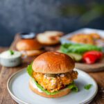 Saftiga kycklingburgare med mangorajadressing