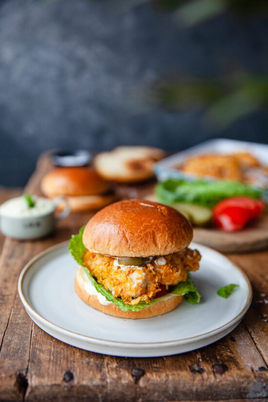 Saftiga kycklingburgare med mangorajadressing