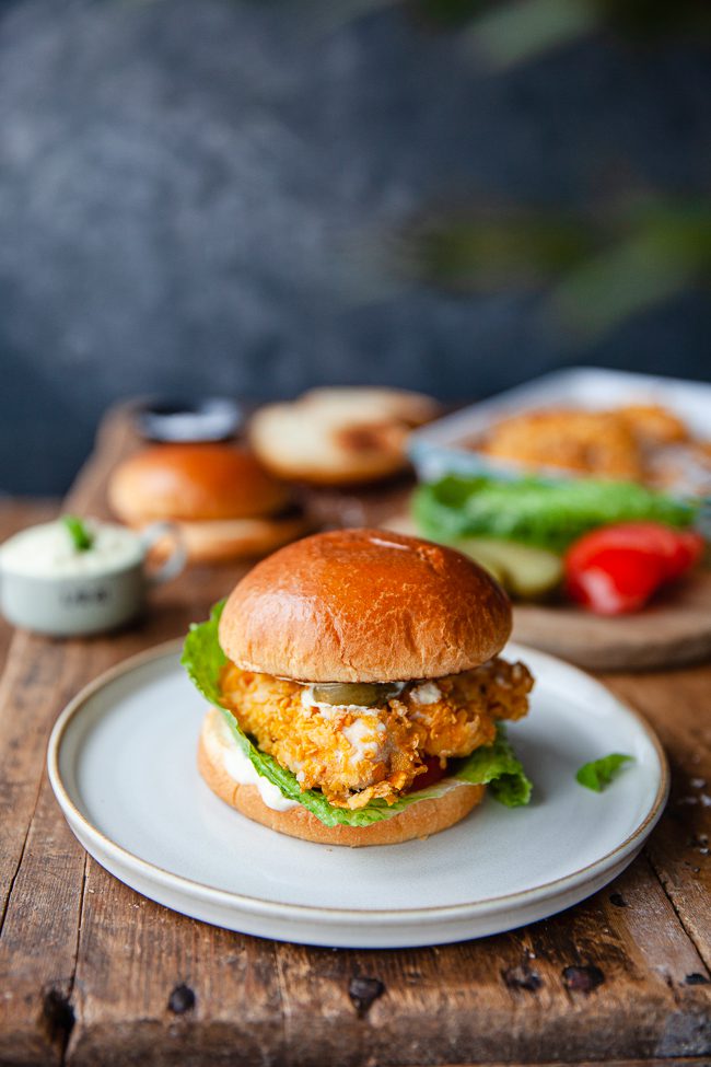 Saftiga kycklingburgare med mangorajadressing