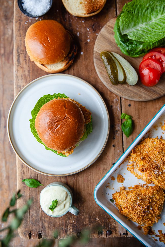 Saftiga kycklingburgare med mangorajadressing