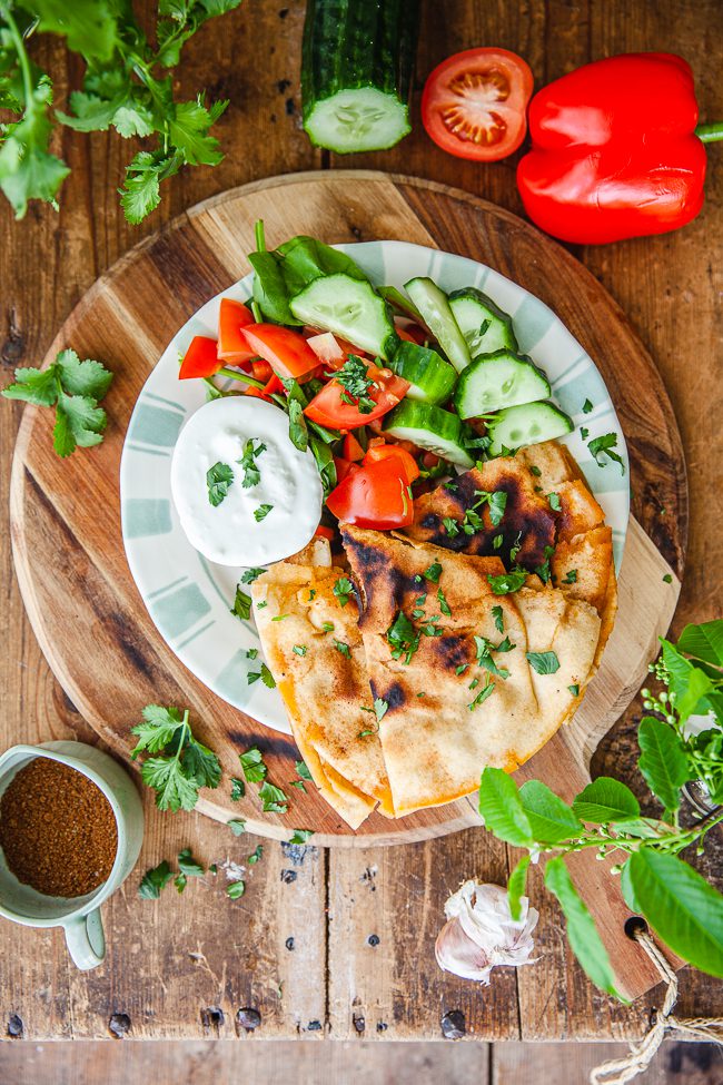 Fyllda libabröd serverade med fetaostsås – en snabb och enkel middag.